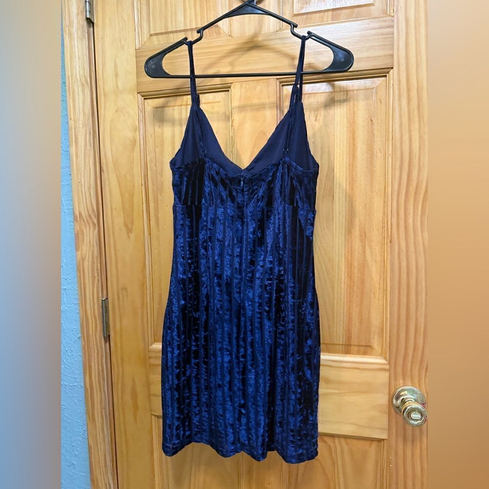 Gorgeous blue velvet dress size Small zips in back - Picture 5 of 10